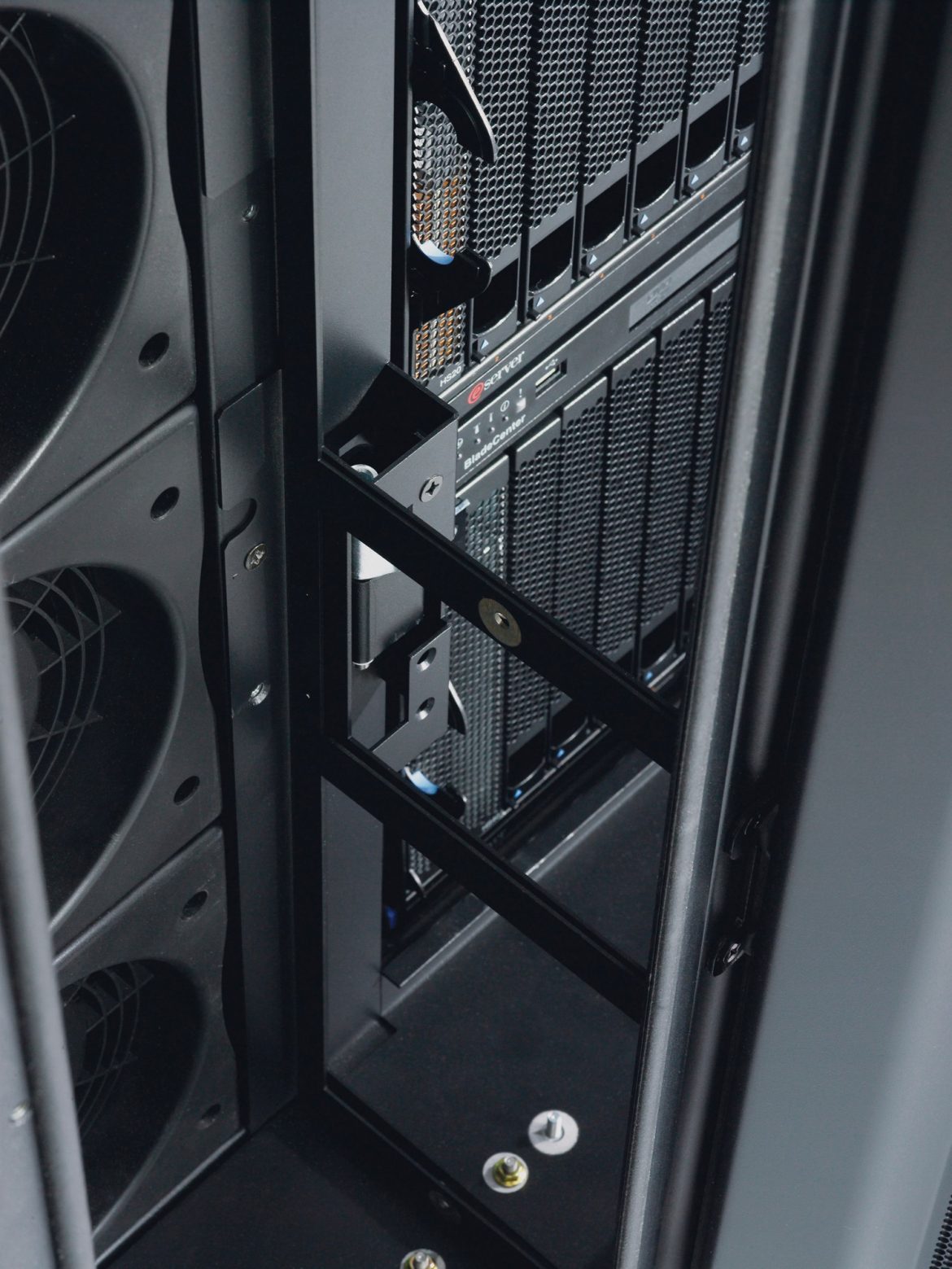 APC Rack Air Containment, Front Assembly, InRow RA, 300mm | ACCS1008 ...